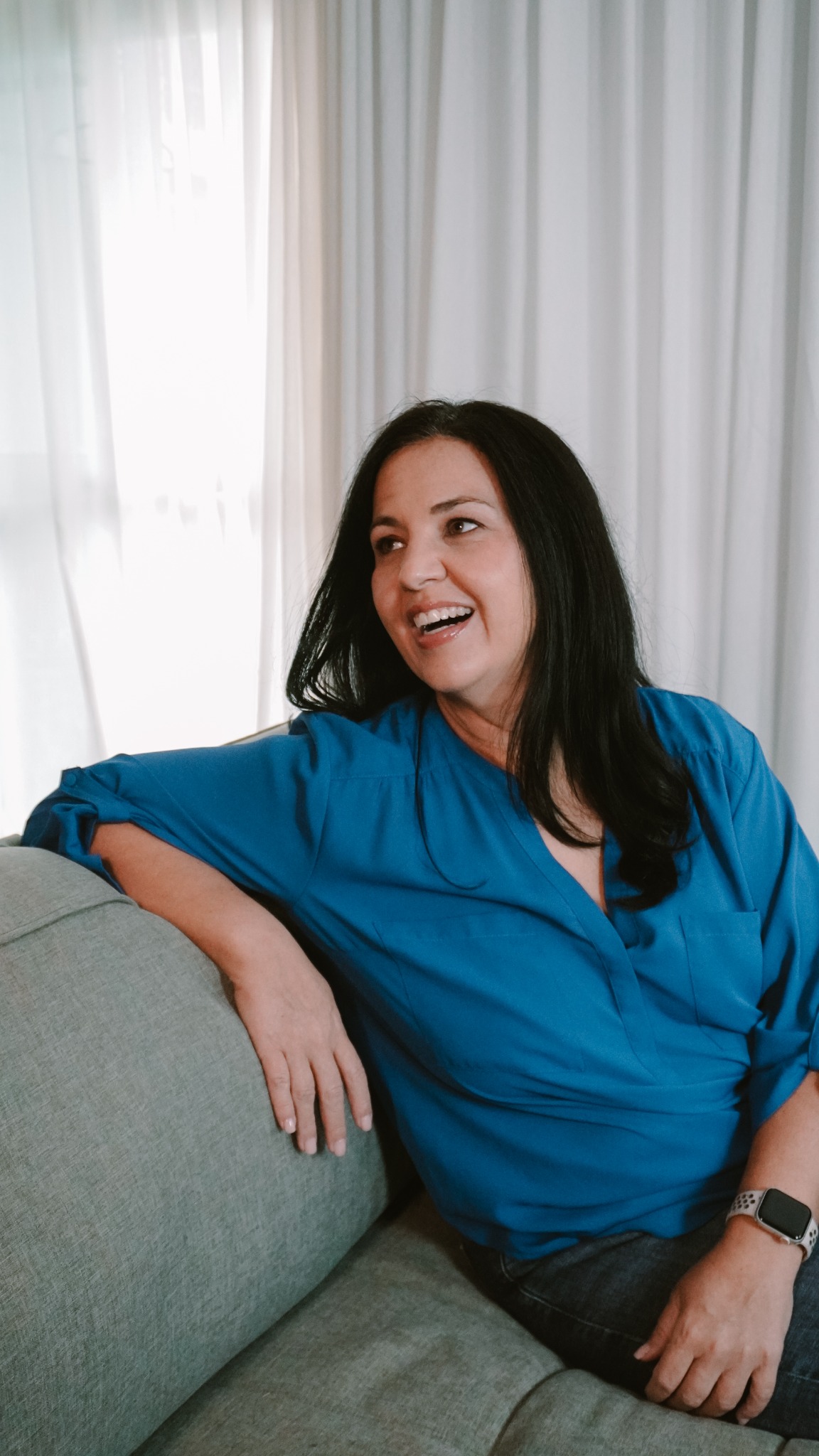 Paula do Nascimento sorrindo em ambiente clínico